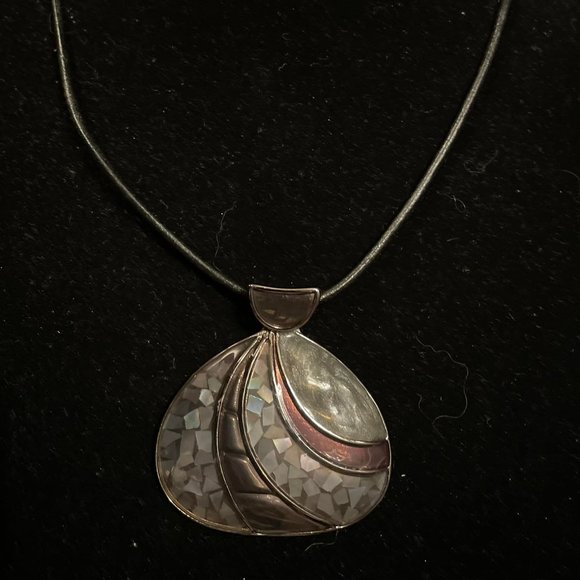 Lia Sophia - Seashell Design Slide/Pendent on a Leather Choker - Picture 2 of 2